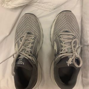 Brooks revel 5 tennis shoes